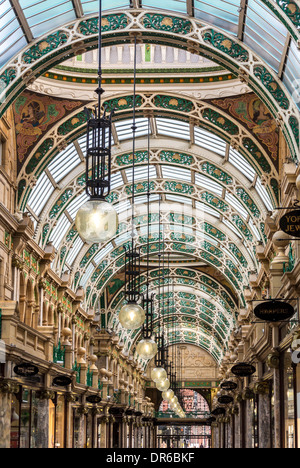 Kunstvolle, aus Gusseisen gegossene, segmentgewölbte Dachstühle aus dem Inneren von County Arcade, Victoria Quarter, Leeds. Stockfoto