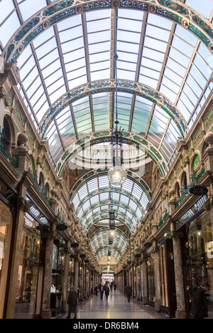 Kunstvolle, aus Gusseisen gegossene, segmentgewölbte Dachstühle aus dem Inneren von County Arcade, Victoria Quarter, Leeds. Stockfoto