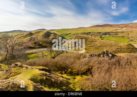 Die Fee (Faerie) Glen in der Nähe von Uig. Eine bizarre und reizvolle Miniaturlandschaft der grasige, kegelförmigen Hügel auf der Isle Of Skye. Stockfoto