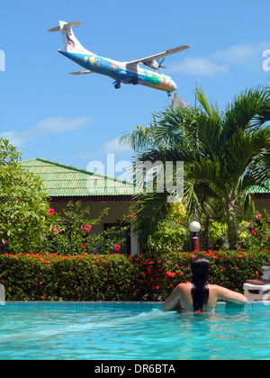 Flugzeug fliegen über dem Kopf in Koh Samui, Thailand Stockfoto