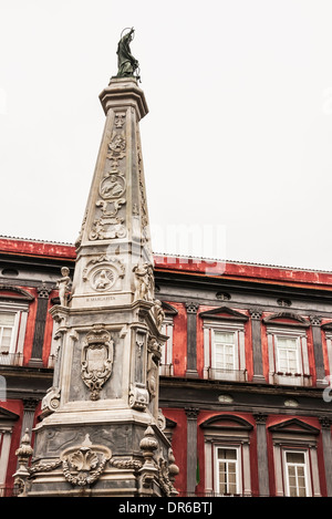 die Spalte in Piazza San Domenico Maggiore in Neapel, Italien Stockfoto