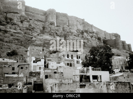 Brahmpuri blaue Stadt und Meherangarh Fort in Jodhpur in Rajasthan in Indien in Südasien. Stadtbild Geschichte historische Gehäuse Reisen Wanderlust Stockfoto