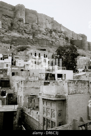 Brahmpuri blaue Stadt und Meherangarh Fort in Jodhpur in Rajasthan in Indien in Südasien. Stadtbild Geschichte historische Gehäuse Reisen Wanderlust Stockfoto