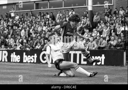 Französischer internationaler Fußballer Didier Six und Mike Duxbury ASTON VILLA V MANCHESTER UNITED IM VILLA PARK 6/10/1984 BILD VON DAVID BAGNALL Stockfoto