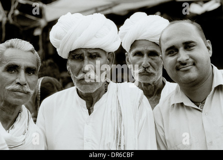 Männer von Jodhpur in traditioneller Kleidung in Rajasthan in Indien in Südasien. Die Leute reisen Kultur Fernweh Mode Turban indischer Mann Stockfoto