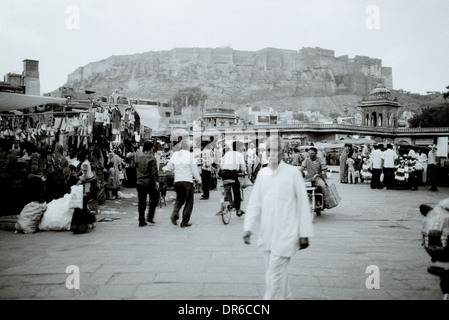 Sardar Markt in Jodhpur in Rajasthan in Indien in Südasien. Reisen Sie Wanderlust Eskapismus Kultur Meherangarh Mehrangarh Fort Stadtlandschaft Stockfoto