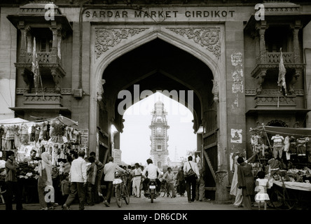 Leben auf der Straße im Bereich Sardar Market von Jodhpur in Rajasthan in Indien in Südasien. Leben Menschen Bogen Torbogen Architektur Reisen Wanderlust Stockfoto