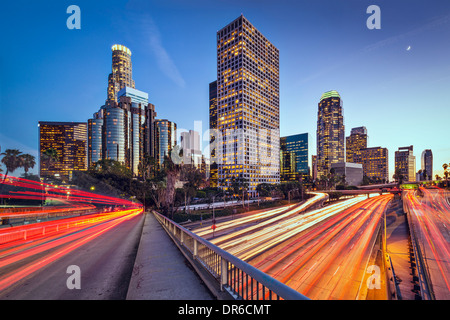 Skyline in der Abenddämmerung Innenstadt Los Angeles, Kalifornien, USA. Stockfoto