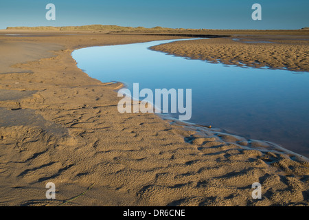 Priel am Sandstrand im Winter Holkham Bay Norfolk Stockfoto