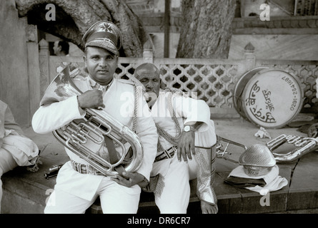 Straße Band Musiker in Brahmpuri Brahmpur blaue Stadt Jodhpur in Rajasthan in Indien in Südasien. Mann Männer Musik musikalische Musiker Humor Humor Reisen Stockfoto