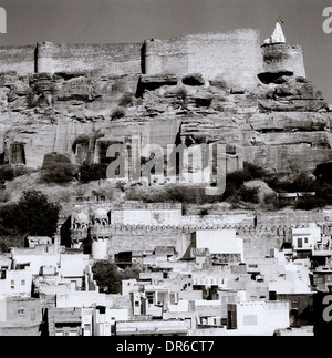 Brahmpuri blaue Stadt und Meherangarh Fort in Jodhpur in Rajasthan in Indien in Südasien. Stadtbild Geschichte historische Gehäuse Reisen Wanderlust Stockfoto