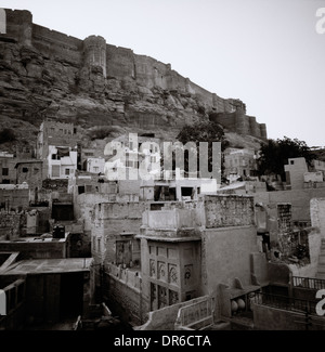 Brahmpuri blaue Stadt und Meherangarh Fort in Jodhpur in Rajasthan in Indien in Südasien. Stadtbild Geschichte historische Gehäuse Reisen Wanderlust Stockfoto