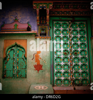 Brahmpur Brahmpuri blau Altstadt-Viertel in Jodhpur in Rajasthan in Indien in Südasien. Hausbau Tür Tür Rajput Reisen Wanderlust Stockfoto
