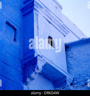 Blaues Haus in Blue City Bhrampur Brahmpuri in Jodhpur in Rajasthan in Indien in Südasien. Häuser-Wohnungsbau Fenster Wanderlust Travel Stockfoto