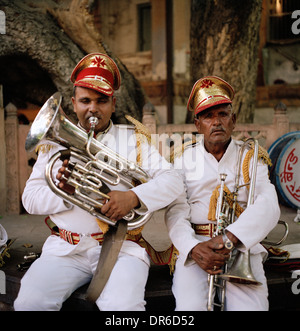 Straße Band Musiker in Brahmpuri Brahmpur blaue Stadt Jodhpur in Rajasthan in Indien in Südasien. Mann Männer Musik musikalische Musiker Humor Humor Reisen Stockfoto