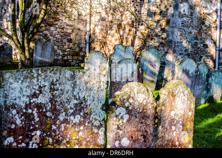 Alte Grabsteine in mittelalterlichen Friedhof in bunten Nachmittag Licht Stockfoto