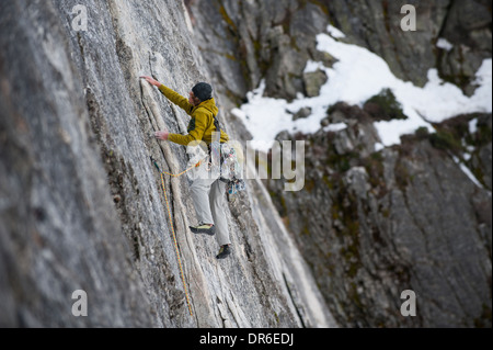 Ein Mann klettert auf Lover es Leap in Lake Tahoe, Kalifornien The Line (5,9). Stockfoto