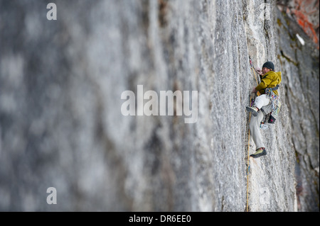 Ein Mann klettert auf Lover es Leap in Lake Tahoe, Kalifornien The Line (5,9). Stockfoto