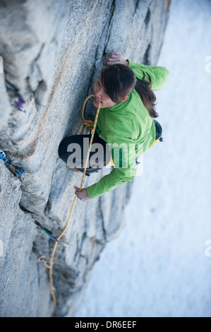 Eine Frau steigt auf Lover es Leap in Lake Tahoe, Kalifornien The Line (5,9). Stockfoto