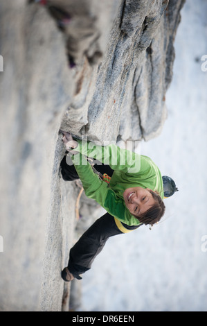 Eine Frau steigt auf Lover es Leap in Lake Tahoe, Kalifornien The Line (5,9). Stockfoto