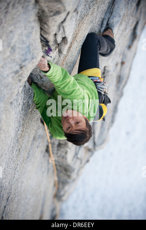 Eine Frau steigt auf Lover es Leap in Lake Tahoe, Kalifornien The Line (5,9). Stockfoto