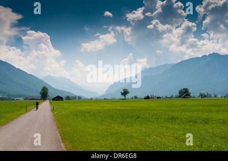 Radfahrer auf dem Radweg entlang der nationalen Zyklus 4 (Alpenpanorama Route) zwischen Kaltbrunn und Schänis in den Schweizer Alpen Stockfoto