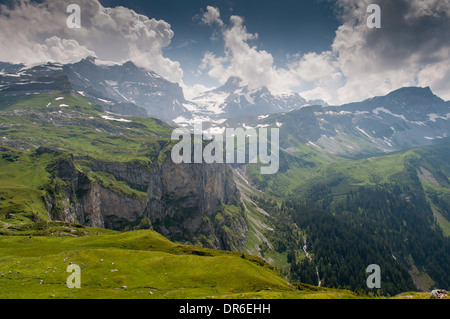 Blick auf die Bergkette Schärhorn und Wasserfall aus der Klausenstrasse auf den Klausenpass in den Schweizer Alpen Stockfoto