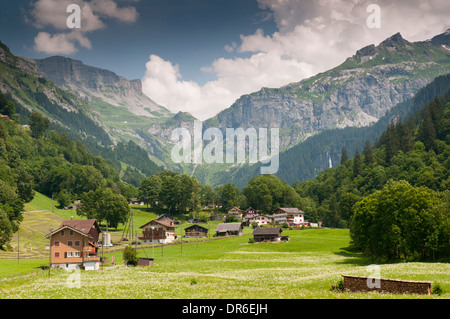 Blick auf den Klausenpass (1948m) in den Schweizer Alpen, westlichen Ansatz von Unterschächen und Ribi auf der national Cycle Route 4 Stockfoto