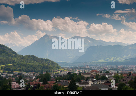 Blick über Steffisburg und Thun auf dem Thunersee und die Fromberghore-Berge in der Schweiz Stockfoto