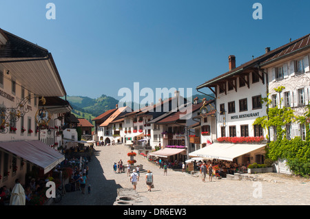 Blick auf die Rue du Bourg im Zentrum von Gruyères, Schweiz Stockfoto