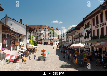 Blick auf die Rue du Bourg im Zentrum von Gruyères, Schweiz Stockfoto