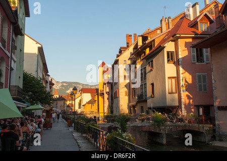 Quai de l ' Ile am Fluss Thiou in der Altstadt von Annecy, Frankreich, bei Sonnenuntergang Stockfoto