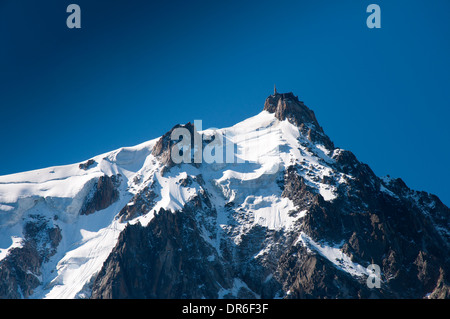 Blick auf die Aiguille du Midi (3842m) im Mont-Blanc-Massiv in den französischen Alpen in der Nähe von Chamonix (Plan de l'Aiguille entnommen) Stockfoto