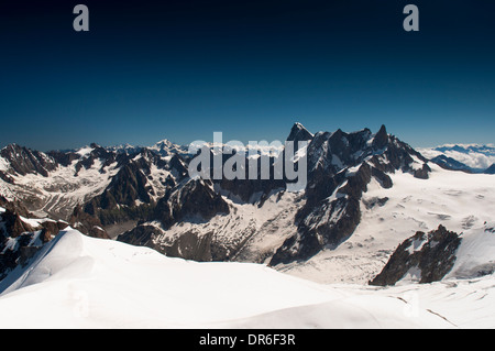 Blick von der Aiguille du Midi (3842m) im Mont-Blanc-Massiv in den französischen Alpen in Richtung Dent de Geant und Pointe Croz Stockfoto