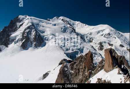 Blick auf die Nordwand des Mont Blanc von der Aiguille du Midi (3842m) in den französischen Alpen Stockfoto