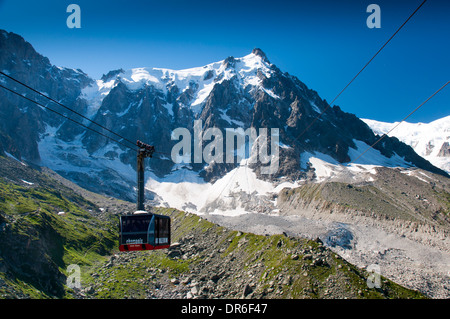 Seilbahn auf die Aiguille du Midi (3842m) im Mont-Blanc-Massiv in den französischen Alpen (Plan de l'Aiguille entnommen) Stockfoto