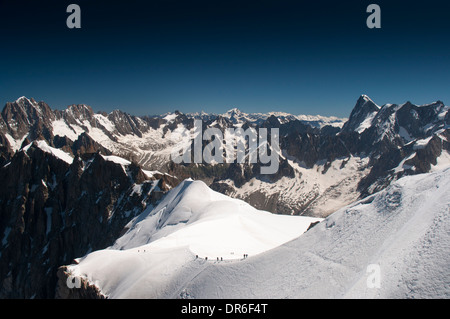 Kletterer aufsteigender Grat auf der östlichen Seite von der Aiguille du Midi (3842m) im Mont-Blanc-Massiv in den französischen Alpen Stockfoto