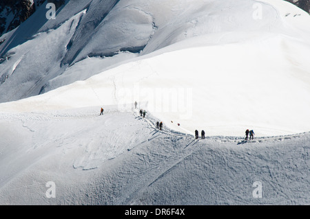 Kletterer aufsteigender Grat auf der östlichen Seite von der Aiguille du Midi (3842m) im Mont-Blanc-Massiv in den französischen Alpen Stockfoto