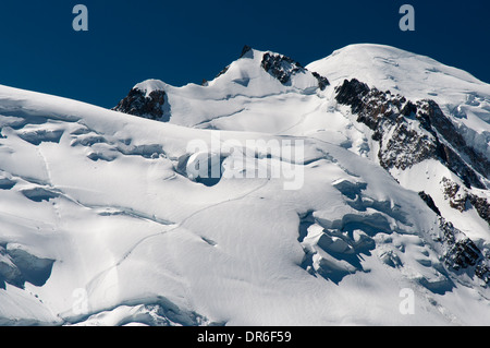 Blick auf die Nordwand des Mont Blanc und aufsteigende Route von der Aiguille du Midi (3842m) in den französischen Alpen Stockfoto