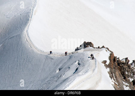 Kletterer aufsteigender Grat auf der östlichen Seite von der Aiguille du Midi (3842m) im Mont-Blanc-Massiv in den französischen Alpen Stockfoto