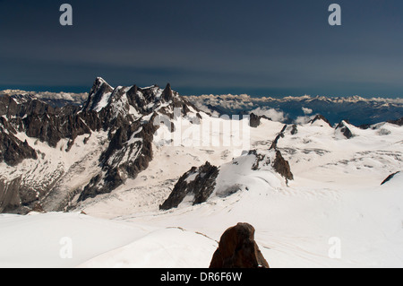 Blick von der Aiguille du Midi (3842m) im Mont-Blanc-Massiv in den französischen Alpen in Richtung Dent de Geant und Pointe Croz Stockfoto