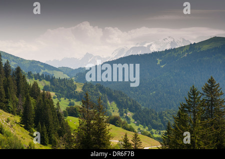 Blick vom Col des Aravis (1498m) auf die D909 in Richtung Mont Blanc-Bergkette in den französischen Alpen Stockfoto