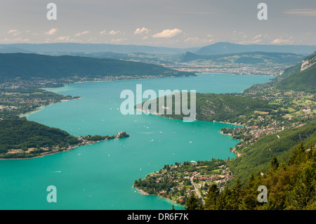 Blick über den See von Annecy (Lac d ' Annecy) aus der Col De La Forclaz (1157m) in den französischen Alpen Stockfoto