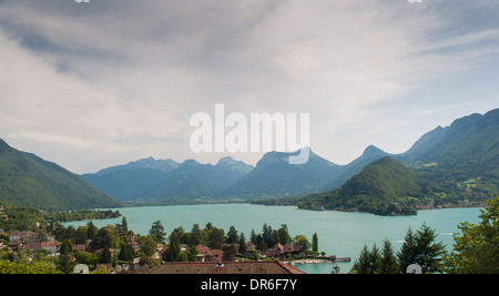 Blick auf den See von Annecy (Lac d ' Annecy) von Talloires in Richtung Doussard in den französischen Alpen Stockfoto