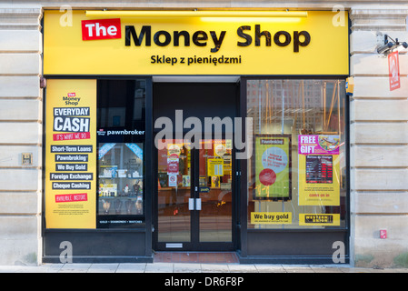 Die Geld-Shop Pfandleiher und Geld Kreditgeber in Peterborough UK mit dem Zeichen in Englisch und Polnisch Sprachen Stockfoto