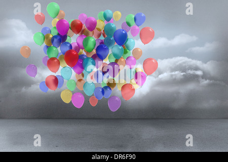 Viele bunte Ballons in trübe Zimmer Stockfoto