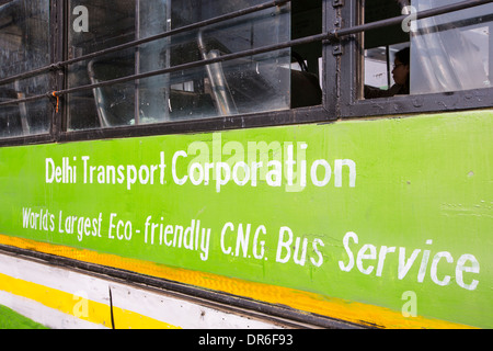 Alle Delhis Busse laufen auf Compressed Natural Gas (CNG) ist der weltweit größte Eco freundlich Busflotte und hat dazu beigetragen, um Delhis Luftqualität zu verbessern, nachdem sie Dieselbussen, Indien zu ersetzen. Stockfoto