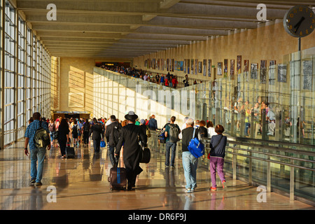 Abfahrt eine Ankünfte Gehweg am Ben Gurion Flughafen Stockfoto