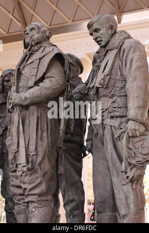 London das RAF Bomber Command-Memorial in Green Park Funktionen Bronze Skulpturen von Flugpersonal von Philip Jackson - enthüllt 2012 Stockfoto