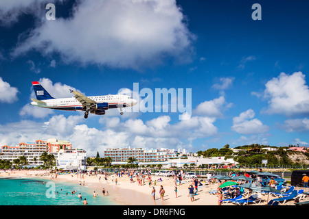 Flugzeug landet über Maho Beach in Sint Maarten. Stockfoto